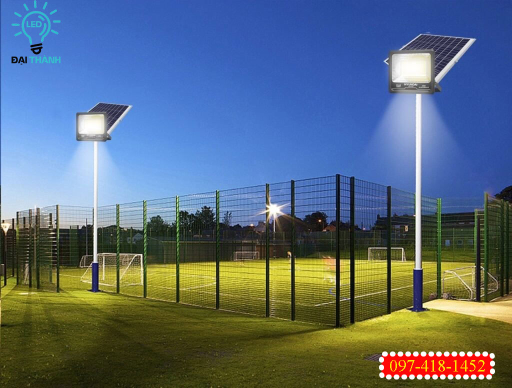 Đèn năng lượng mặt trời chiếu sáng sân bóng