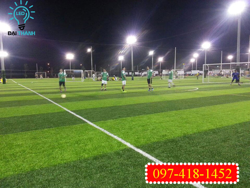 Đèn năng lượng mặt trời chiếu sáng sân bóng