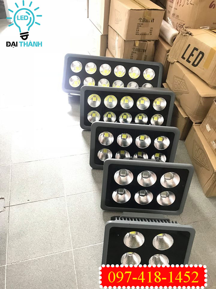 Đèn năng lượng mặt trời chiếu sáng sân bóng