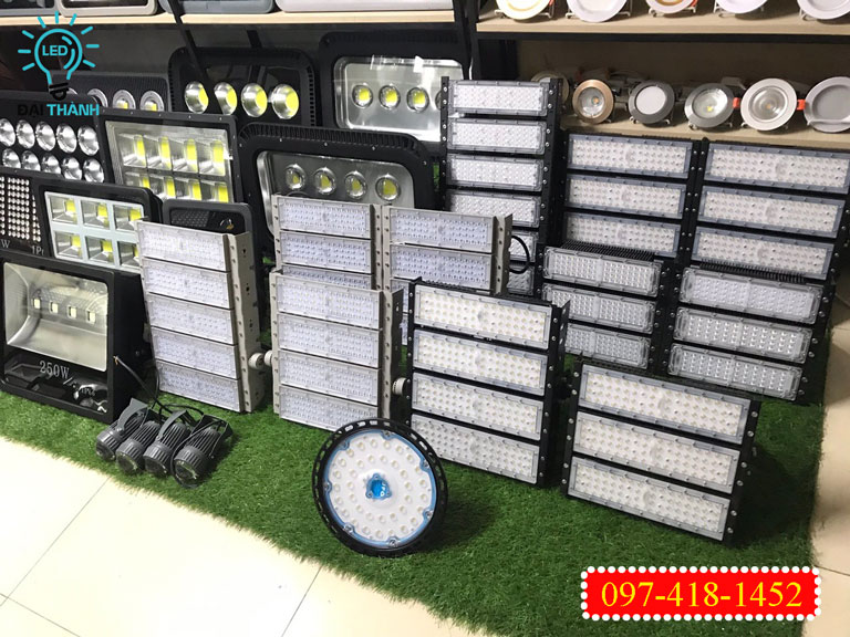 Đèn năng lượng mặt trời chiếu sáng sân bóng